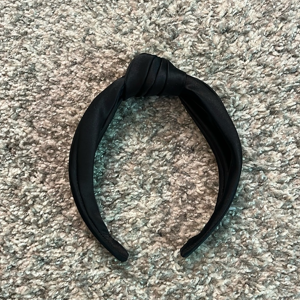 Black Silk Knot Headband – Classic & Chic 🖤